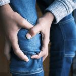 douleur droite sous cote 7 causes courantes et quand s inquieter vraiment 1