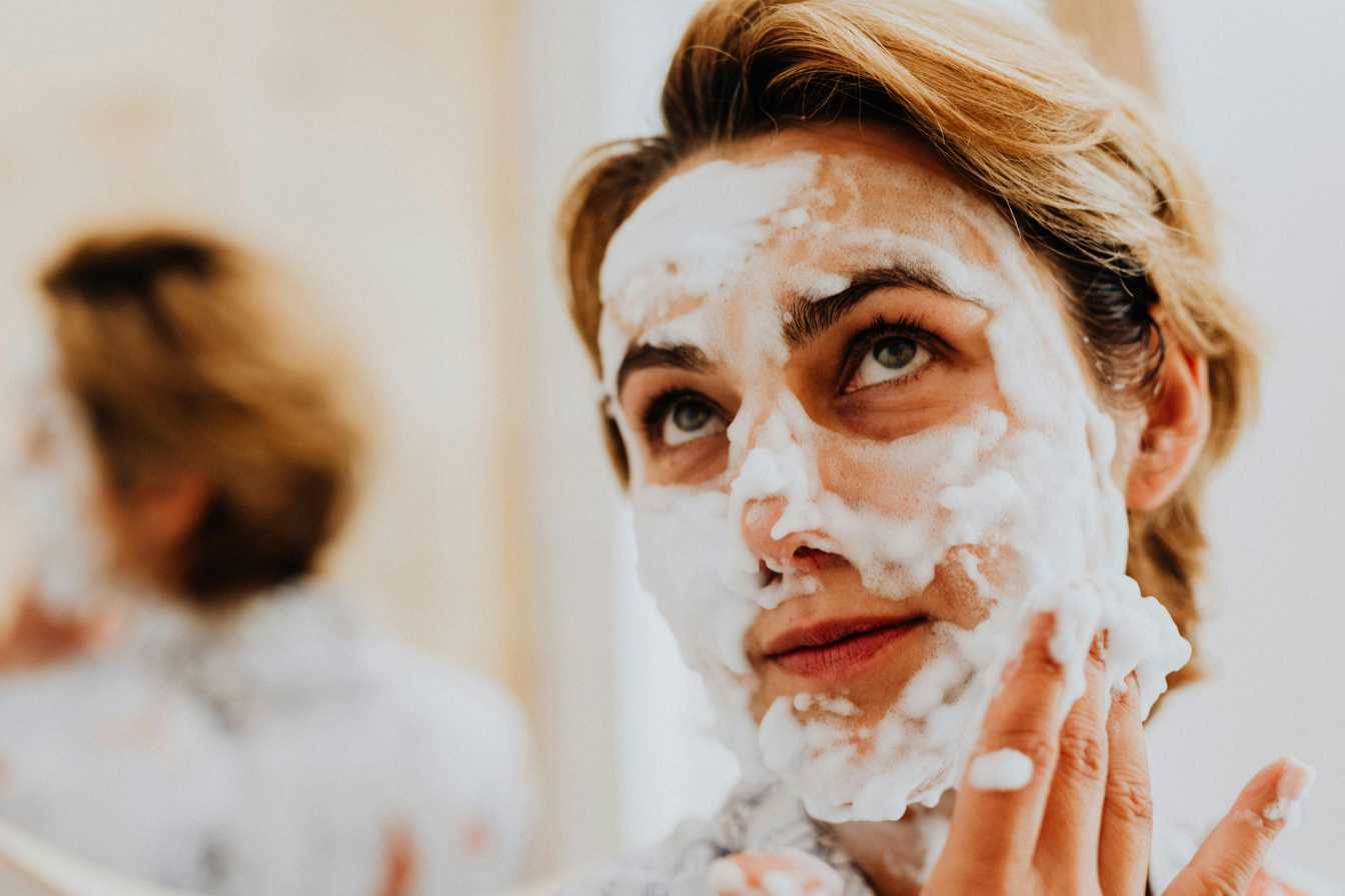 douleurs articulaires a la menopause causes symptomes et solutions naturelles 1